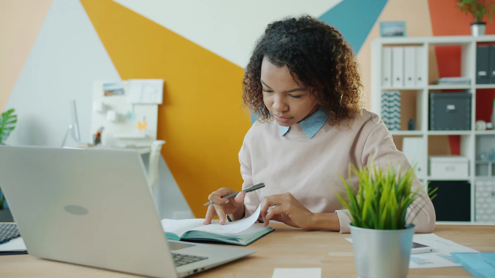 Personal de secretaría de un colegio usando SchoolNet