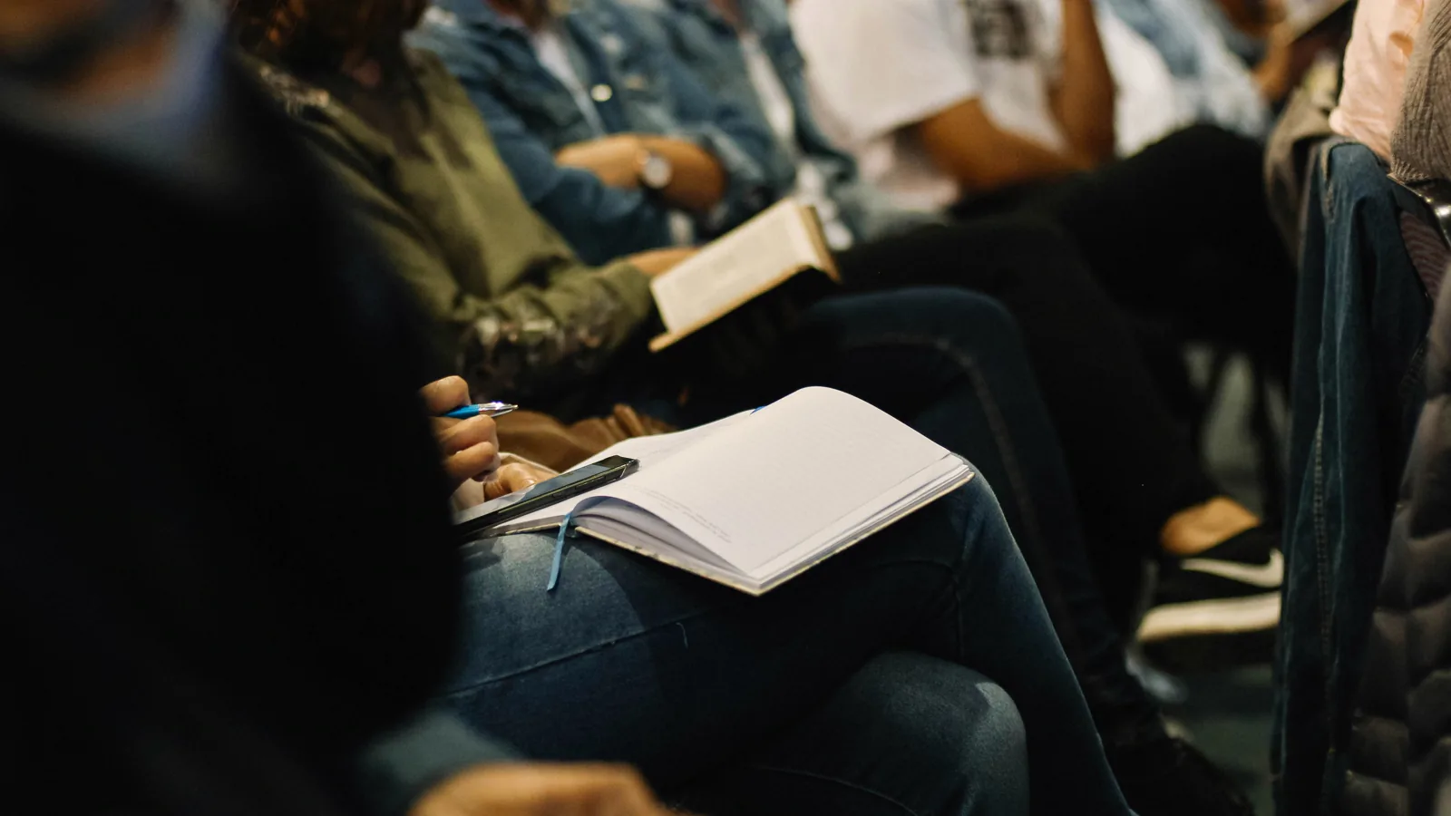 Líderes de una iglesia tomando notas durante una reunión